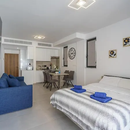 Seaview Suite49 Steps To Mackenzie Beach Larnaca 公寓 *