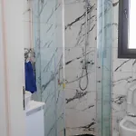 Seaview 49 With Balcony & Open Kitchen, Free Parking & Smart Tv Apartmán