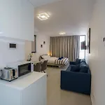 Seaview 49 With Balcony & Open Kitchen, Free Parking & Smart Tv Larnaca