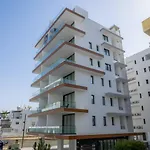Seaview 49 With Balcony & Open Kitchen, Free Parking & Smart Tv