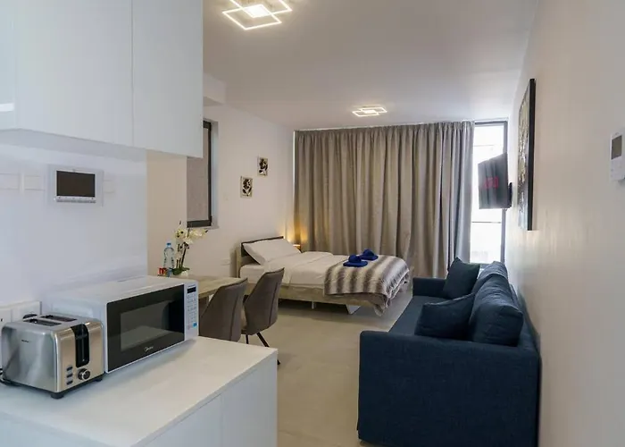 Seaview 49 With Balcony & Open Kitchen, Free Parking & Smart Tv Larnaca